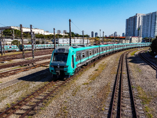 Trem da Linha 8-Diamante da ViaMobilidade circulando em pátio de manobras em São Paulo