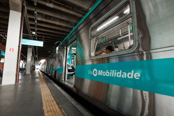 Trem da ViaMobilidade parado em plataforma de estação das Linhas 8-Diamante e 9-Esmeralda