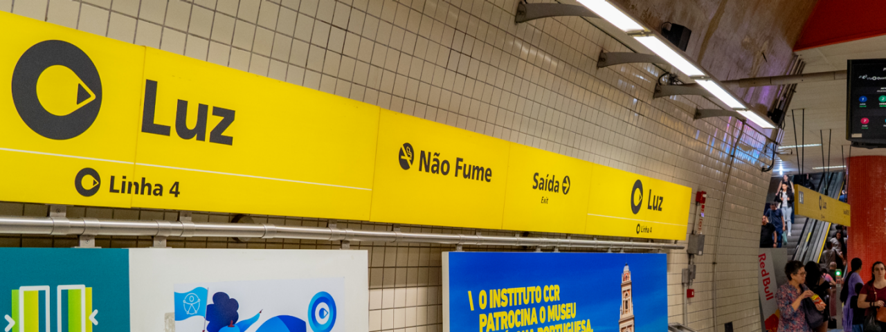 Imagem do letreiro da estação Luz  que faz parte da linha 4 amarela, localizada na cidade de São Paulo.