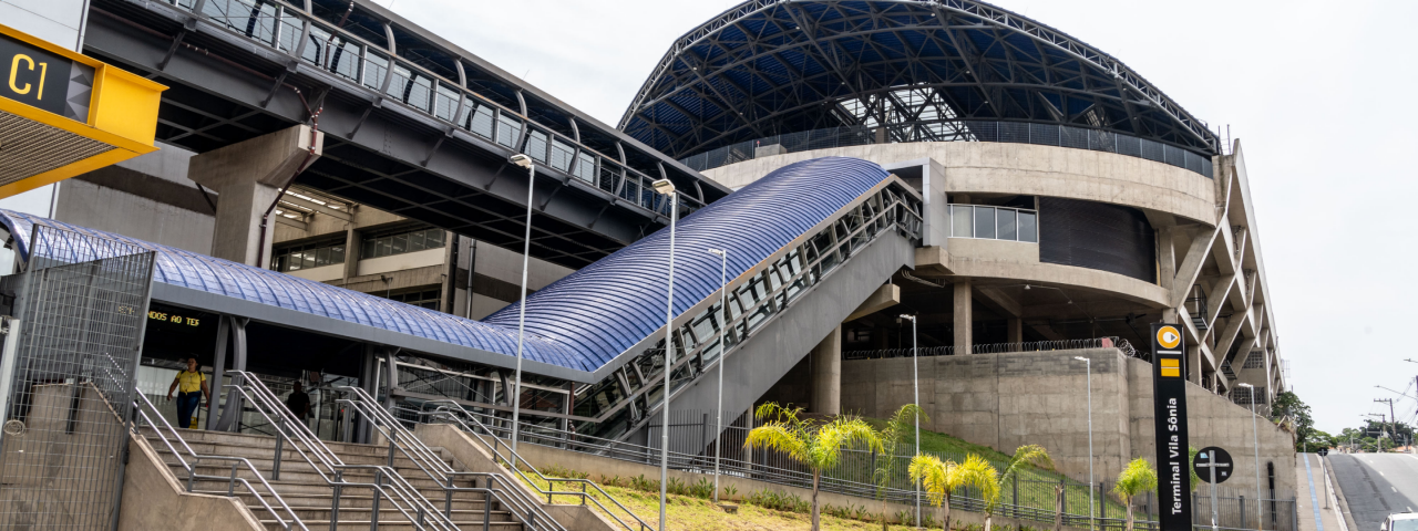 A imagem mostra o Terminal Vila Sônia, que integra a Estação Vila Sônia da Linha 4-Amarela do Metrô de São Paulo. 