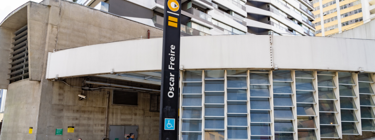 A imagem mostra a Estação Oscar Freire do Metrô de São Paulo, na Linha 4-Amarela. 