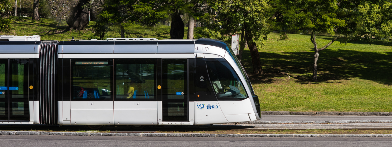 Veículo Leve sobre Trilhos (VLT) do Rio de Janeiro, com logo "VLT RIO" em movimento