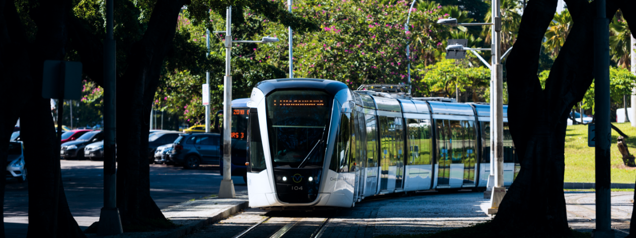 Imagem retrata o VLT Carioca em área central da cidade.