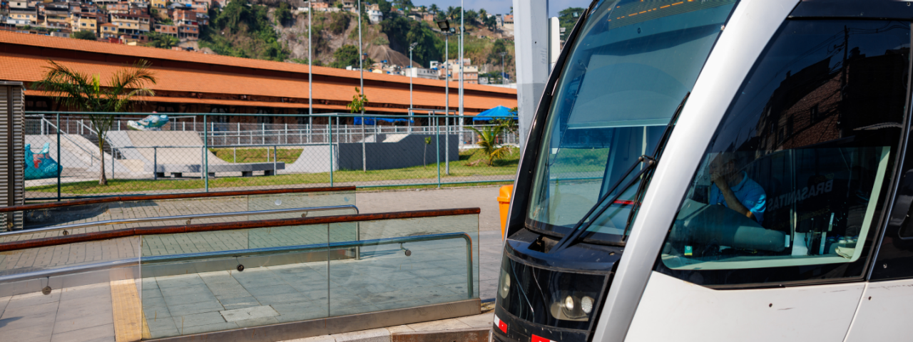Imagem de um metrô parado em frente a Parada Gamboa que fica próxima à Vila Olímpica da Gamboa e ao lado do Centro do VLT Carioca