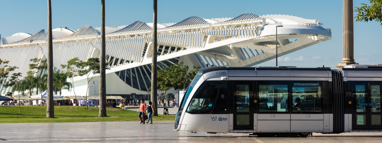  Museu do Amanhã, localizado na Praça Mauá, no Rio de Janeiro, com um VLT (Veículo Leve sobre Trilhos) passando em primeiro plano. 