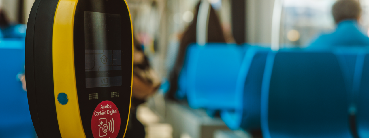 imagem  de equipamento que aceita cartão digital informando a usuários a possibilidade de meio de pagamento.