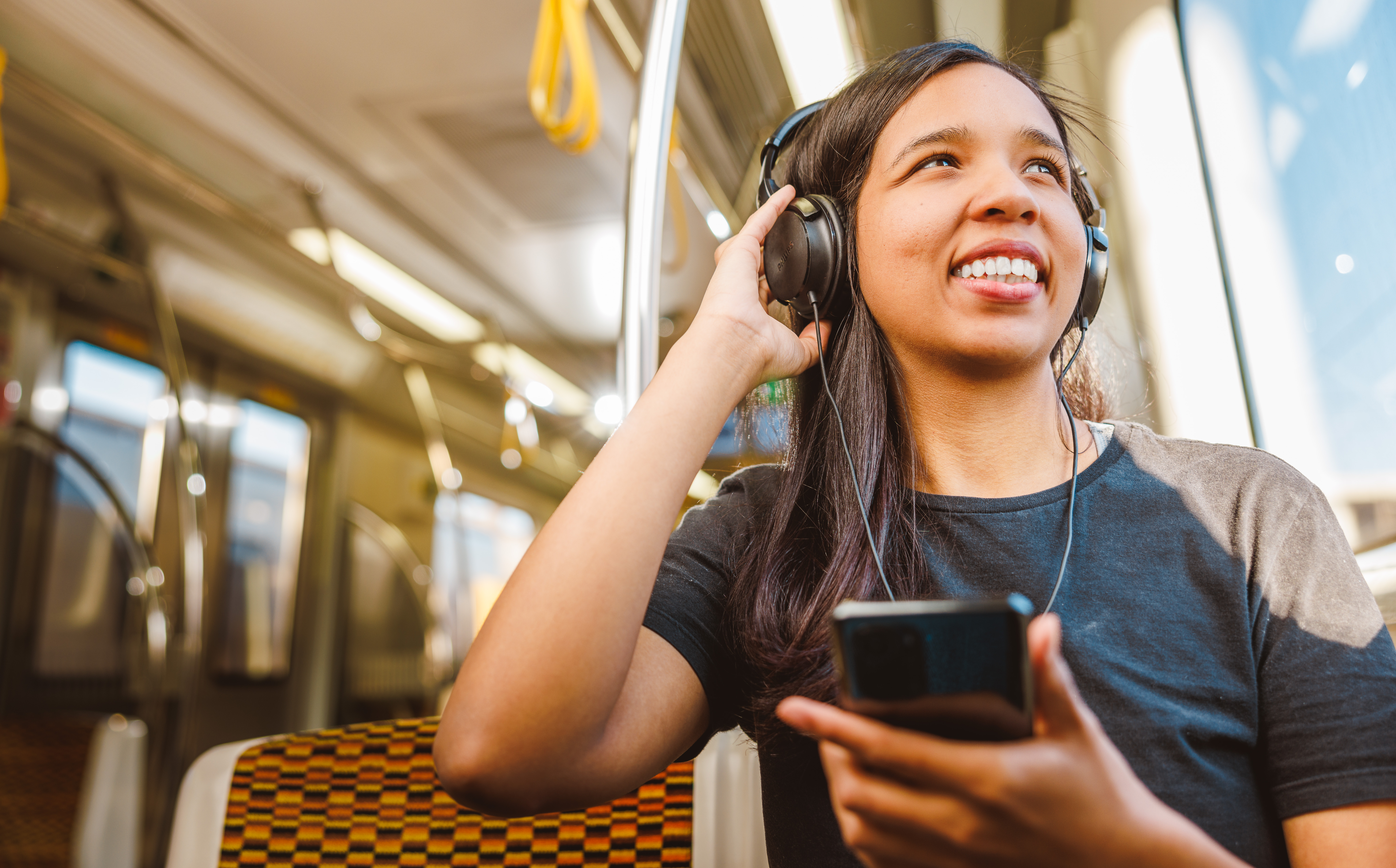 Criação das assinaturas sonoras humanizadas, todas compostas por artistas.