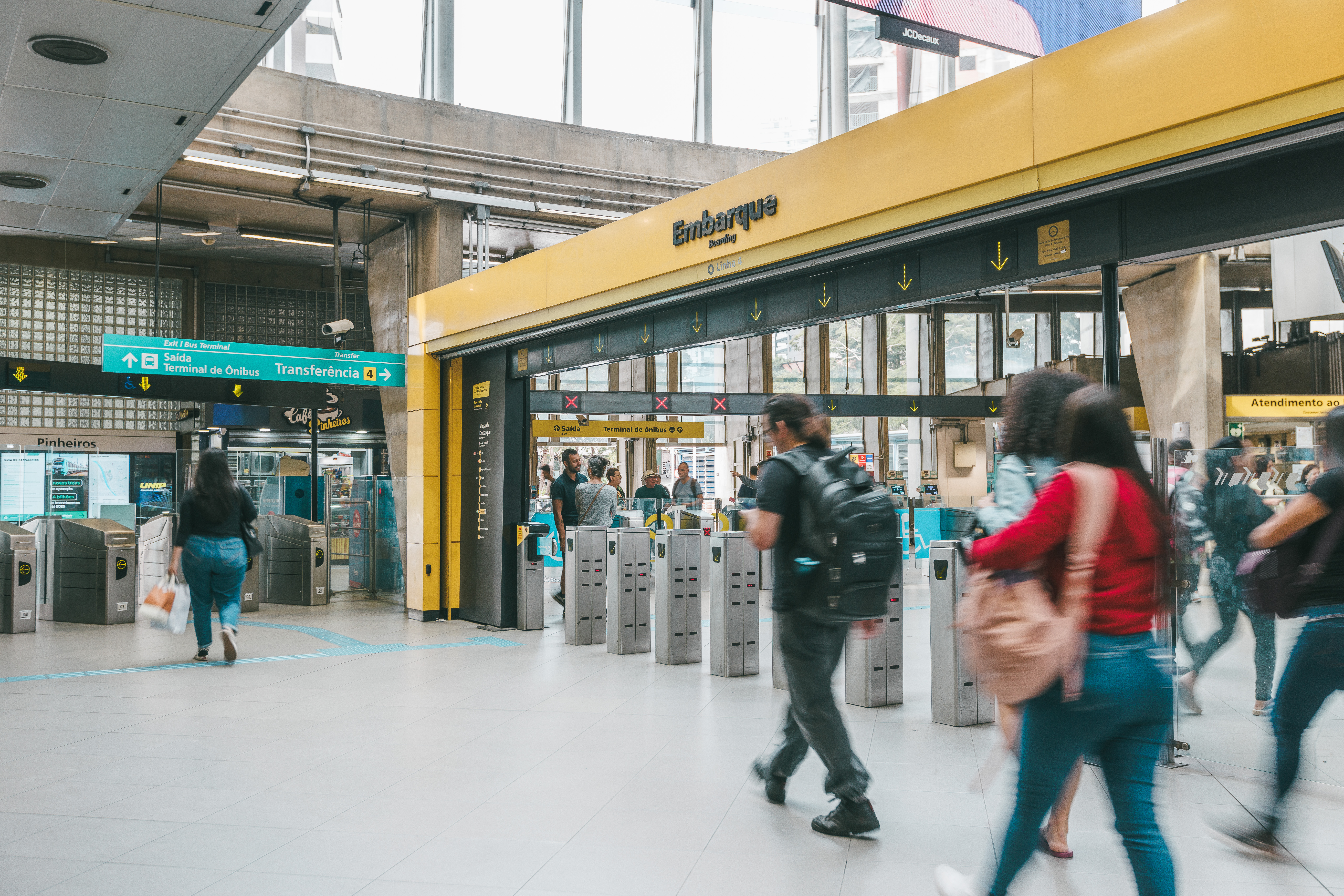 Versões específicas por período do dia (diurno, noturno e fim de semana).